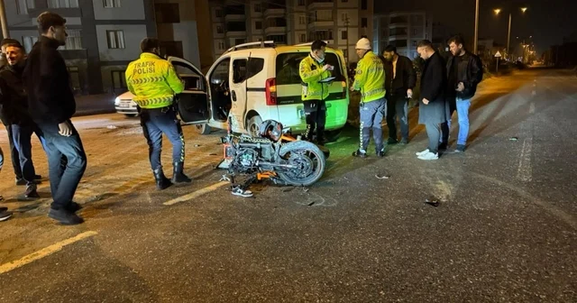 Hafif ticari araçla çarpışan motosikletin sürücüsü ağır yaralandı Sakarya Haberleri