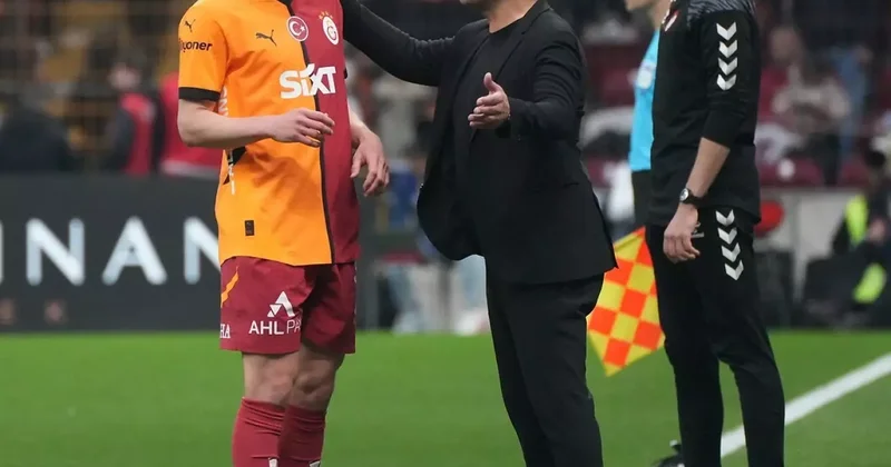Galatasaray da Okan Buruk un gözdesi Sallai ye Premier Lig den talip