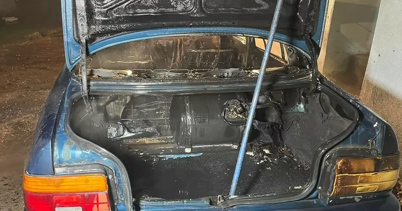 Park halindeyken yanan otomobil kullanılamaz hale geldi