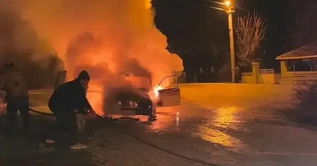 Park halinde aniden yanmaya başlayan otomobil dakikalar içinde küle döndü VİDEO İZLE