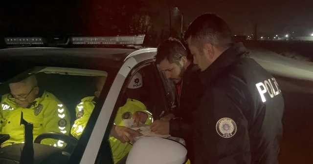 Alkolden 2 kez ehliyetini kaptıran sürücü kazada 3 üncü kez yakalandı Alkollü ve ehliyetsiz sürücünün çarptığı yaya ağır yaralandı Eskişehir Haberleri