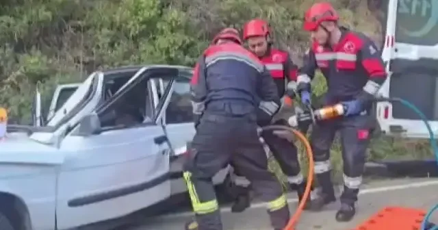 Trabzon’da korkunç kaza: yamaçtan kopan kaya seyir halindeki aracın üzerine düştü VİDEO İZLE