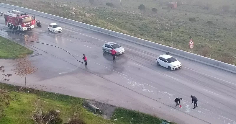 Cam paleti yüklü kamyonetten düşen cam parçaları trafiği durdurdu