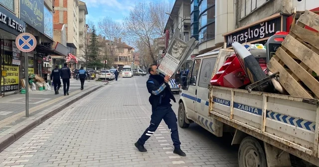 Tavşanlı da yaya yolunu işgal eden duba ve reklam panoları toplanıyor Kütahya Haberleri