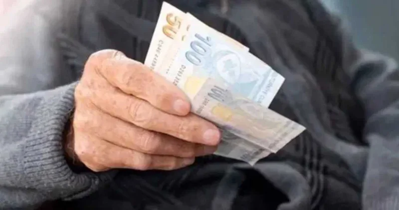 Emekliye öyle bir indirim yaptı ki... Tıraşa koştular