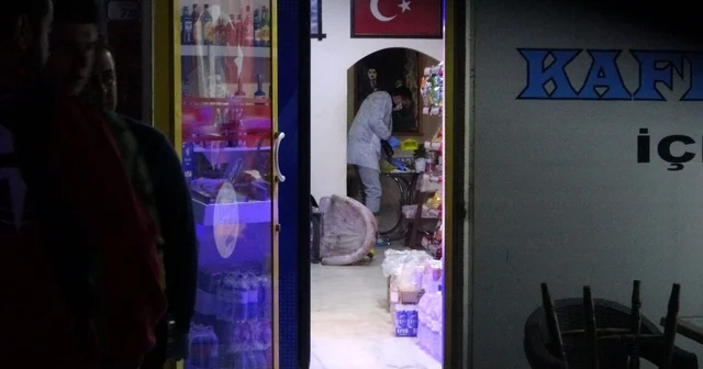 Antalya da markette cinayet: 2 ölü Market sahibi, çıkan tartışmada 2 kişiyi tabancayla vurarak öldürdü Antalya Haberleri