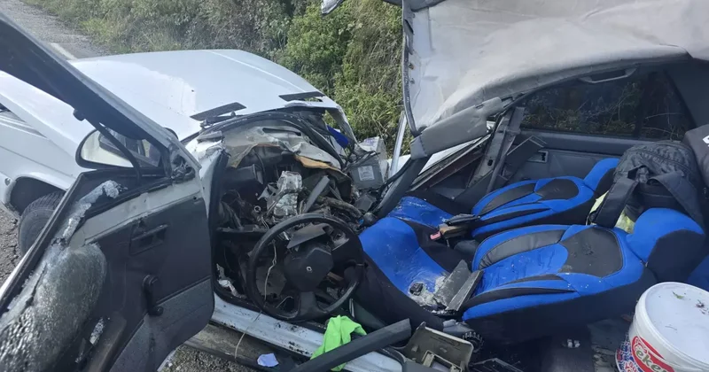 Otomobile kaya düştü! 5 kişi yaralandı