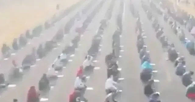 Hindistan da 187 kadro için 8 bin adayın başvurduğu sınav izdiham nedeniyle uçak pistinde yapıldı VİDEO İZLE