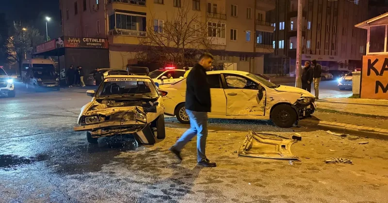 Kayseri’de iki otomobil çarpıştı: Savrulan araçlardan biri yayalara çarptı