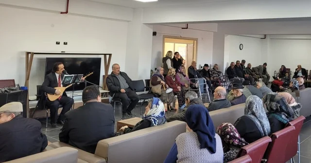 Huzurevi sakinlerine özel konser Yaşlılar, sanatçı Yaşar Aydın ın şarkılarıyla keyifli vakit geçirdi Eskişehir Haberleri