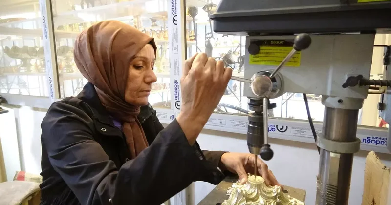 Eşinden öğrendi, dökümü sanat eserine dönüştürüyor