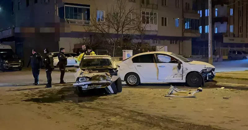 Kayseri’de 2 otomobilin çarpışması sonucu 2 si yaya 4 kişi yaralandı; kızının yaralandığını duyan baba tepki gösterdi