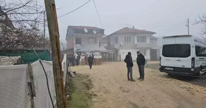 Tartıştığı arkadaşını evinin önünde vurdu