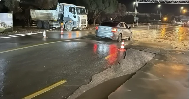 Bodrum da ana su isale hattı patladı, asfalt çöktü Muğla Haberleri