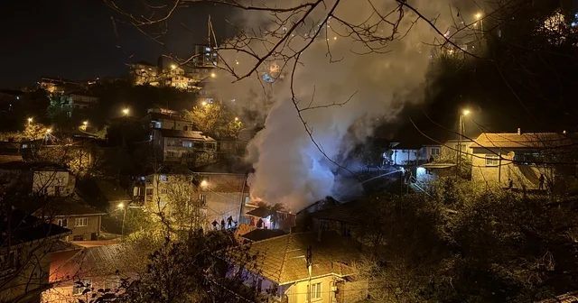 Zonguldak ta bir evin çatısında çıkan yangın söndürüldü Zonguldak Haberleri