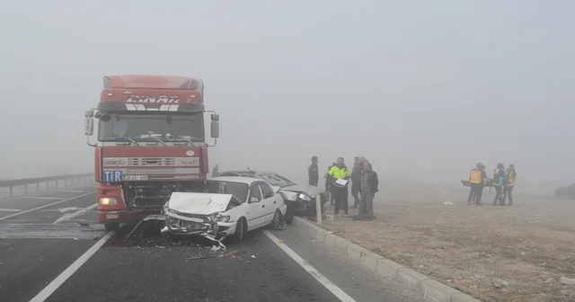 TIR, kırmızı ışıkta duran 4 araca çarptı Aksaray Haberleri