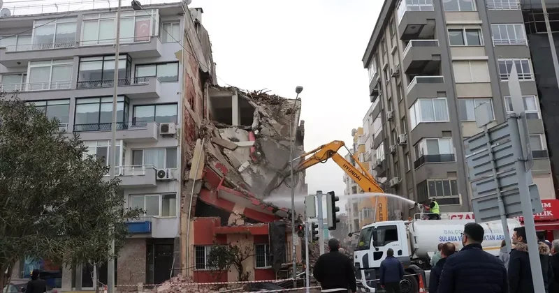 İzmir de bina yıkımı sırasında bitişikteki apartman zarar gördü