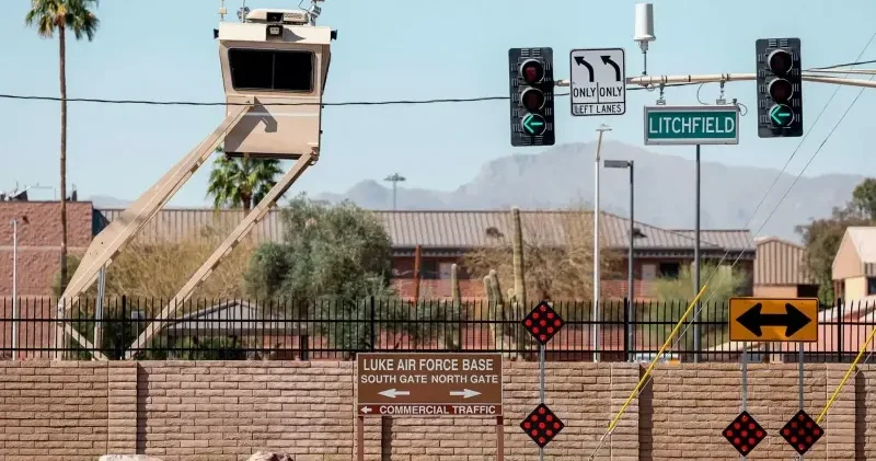 ABD’deki Luke Hava Üssü’nde verilen silahlı saldırgan alarmı kaldırıldı Amerika Haberleri
