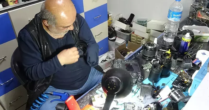 Dükkanında 41 yıldır biriktirdiği fotoğraf makinelerini sergiliyor