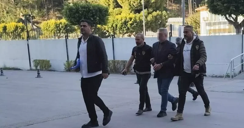Antalya da sahibi olduğu markette tartıştığı 2 kişiyi öldüren cinayet zanlısı adliyeye sevk edildi