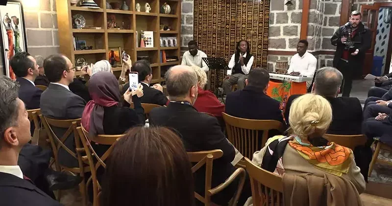 Türkiye nin Afrika Büyükelçileri, Afrika El Sanatları ve Kültür Evi ni ziyaret etti