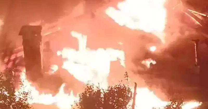 Ordu da 2 katlı ahşap ev yandı