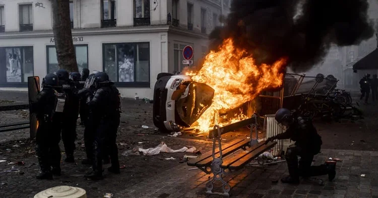 Almanya da YPG/SDG yandaşları taşkınlık çıkardı: Polise, kamu malına ve iş yerlerine saldırdılar