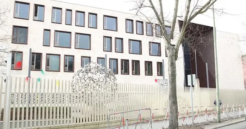 Berlin’de Türkiye Büyükelçiliği’ne saldırı: Bir grup tarafından duvarlar boyandı, sloganlar yazıldı, iki kişi gözaltında