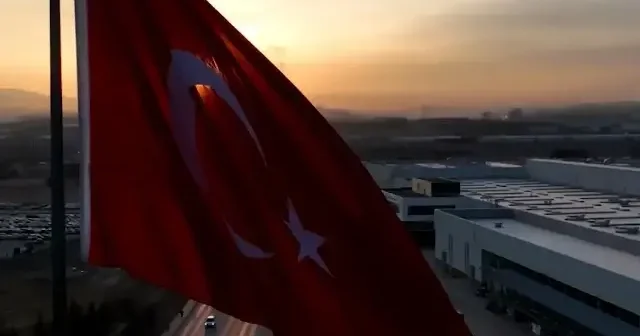 TUSAŞ’tan Türk bayrağı paylaşımı: Şeref onu taşıyanların omuzlarındadır VİDEO İZLE