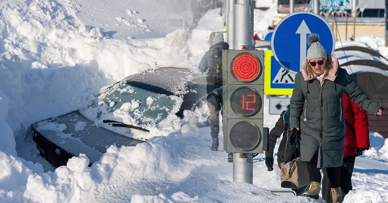 Son 30 yılın en yoğunu: 1,5 metreyi buldu! Trafik lambaları kara gömüldü