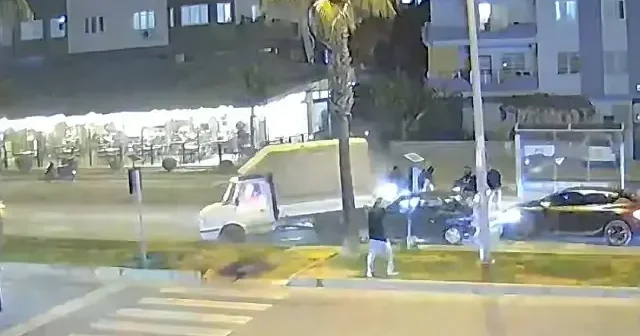 Mersin de 4 aracın karıştığı zincirleme trafik kazası kamerada VİDEO İZLE