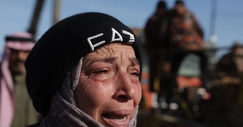 YPG den kurtarılan Aktan Hapishanesi önünde Suriyeli aileler sevdiklerini arıyor