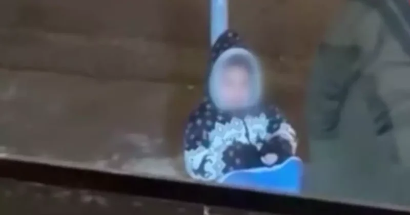 Yağmurda çocuklarını dilendirdi, tepki gösteren vatandaşı tehdit etti