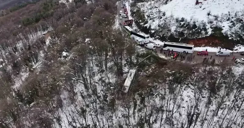 Otobüs Kartepe den inerken şarampole uçtu: 22 yaralı Kocaeli Haberleri