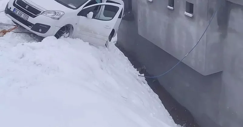 Siirt’te kayan otomobil evin duvarında asılı kaldı