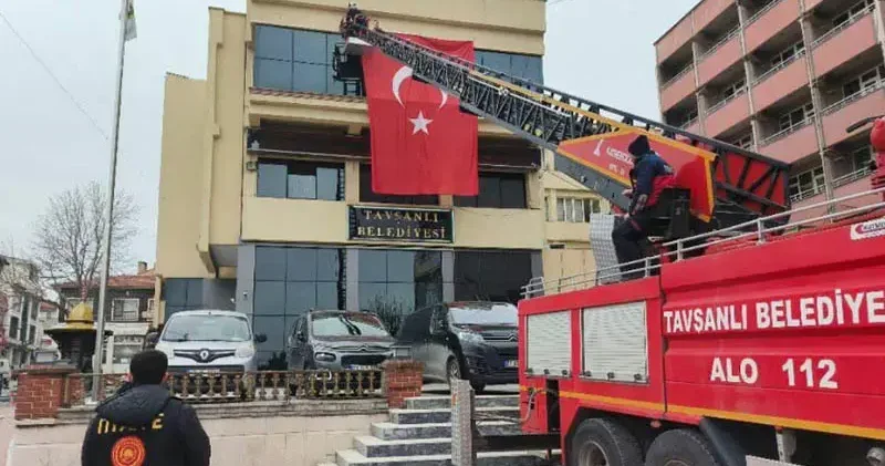Kütahya da saldırıya tepki; dükkanlar Türk bayrakları ile donatıldı