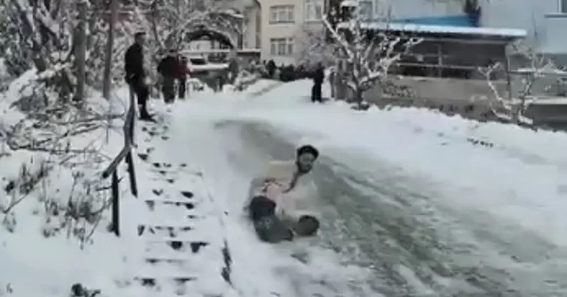 Poşetle kayan gençler hızını alamayarak bahçeye uçtu