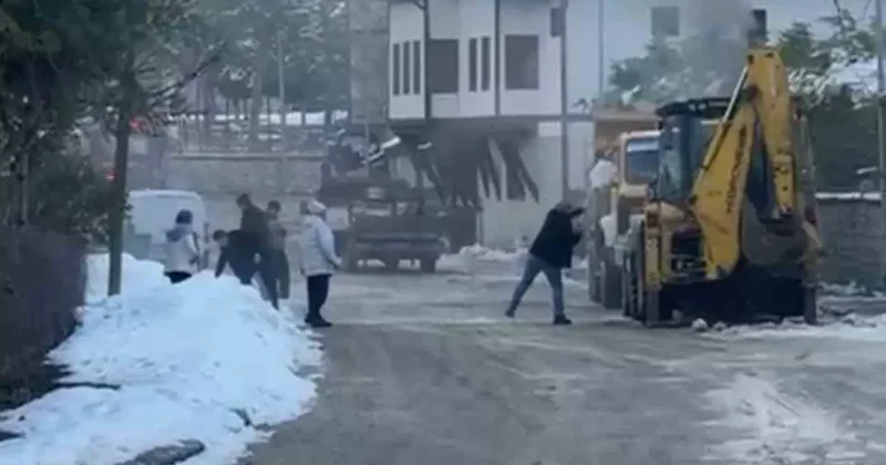 İş makinesinde çıkan yangını karla söndürmeye çalıştılar