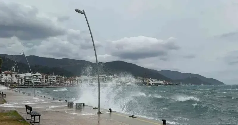 Marmaris’te fırtına etkisini göstermeye devam ediyor Muğla Haberleri