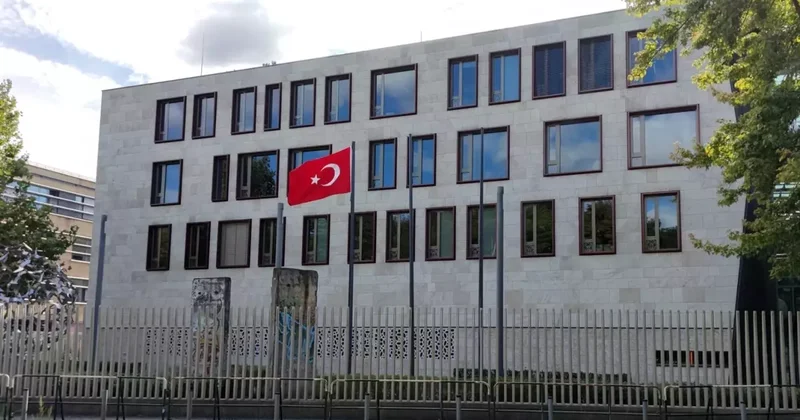 Berlin de Elçilik Duvarı Boyandı