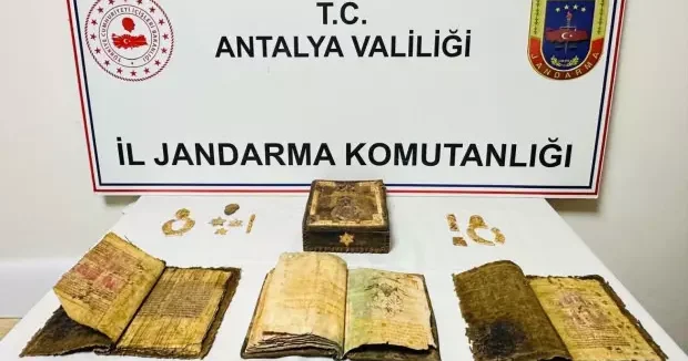 Antalya haberleri Antalya da operasyonu: Tarihi Kur an ı Kerimleri kaçırırken yakalandılar 21 Ocak 2026