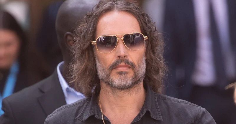 Russell Brand, iki ayrı cinsel suçlamadan kefaletle kurtuldu