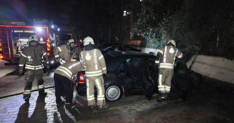 Kadıköy’de apartman otoparkında otomobil alev aldı