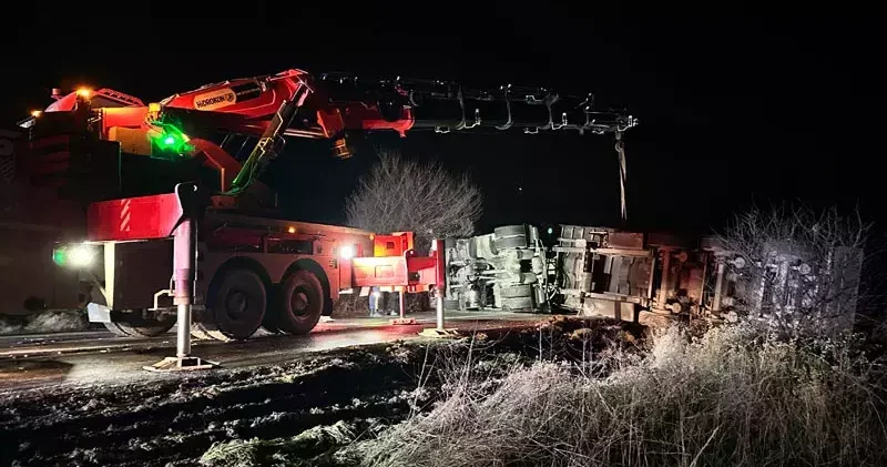 Bursa da demir profil yüklü TIR devrildi: 1 yaralı