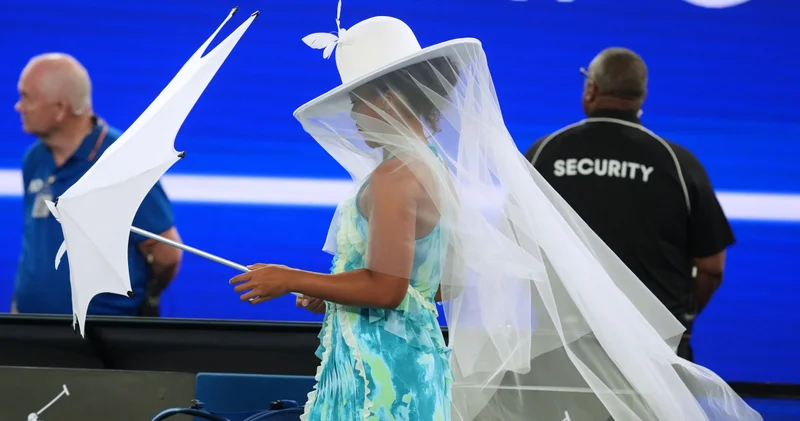 Naomi Osaka denizanası kostümüyle kortta