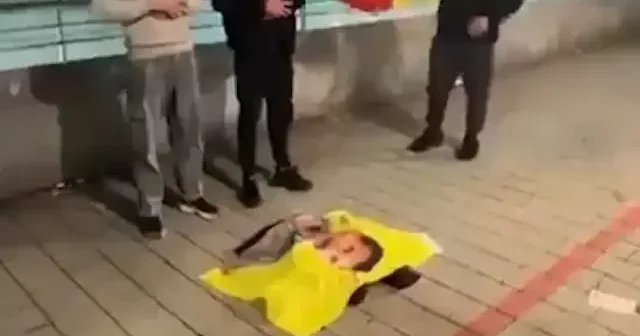 Almanya da terör sempatizanları namazla alay ederek terörist başı Öcalan ın posterine secde etti VİDEO İZLE
