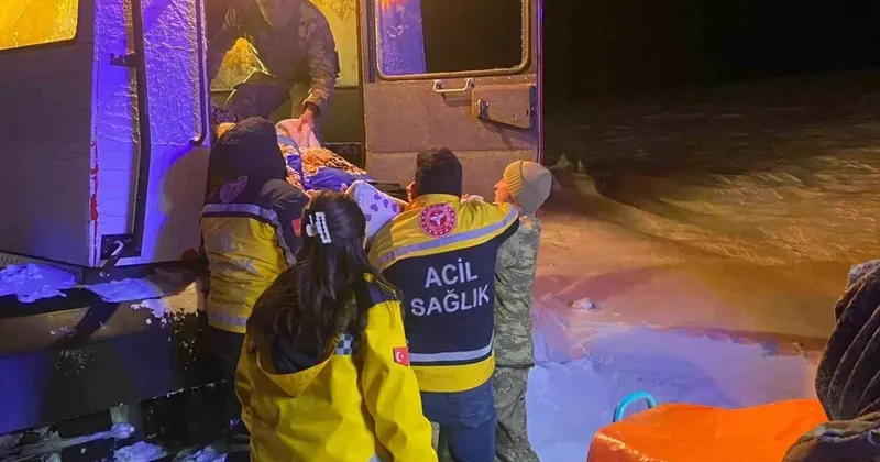 Kars’ta Mehmetçik paletli kar aracıyla yaşlı hastaya ulaştı