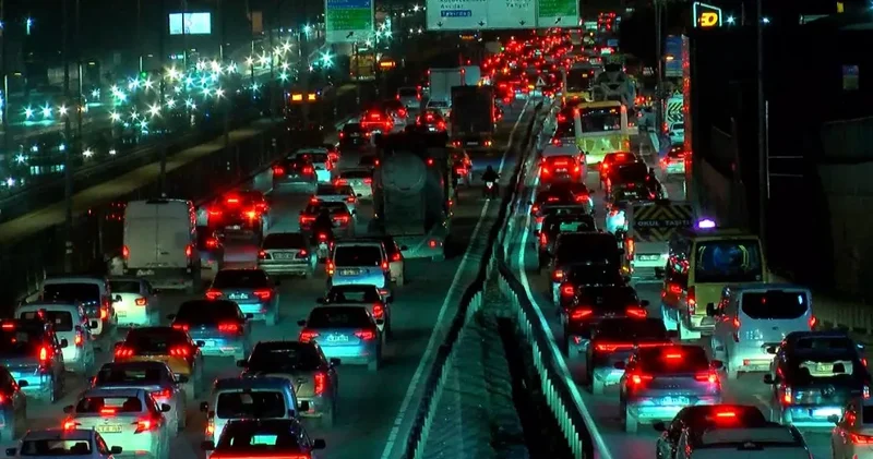 İstanbul da trafik devam ediyor! İşte son durum...