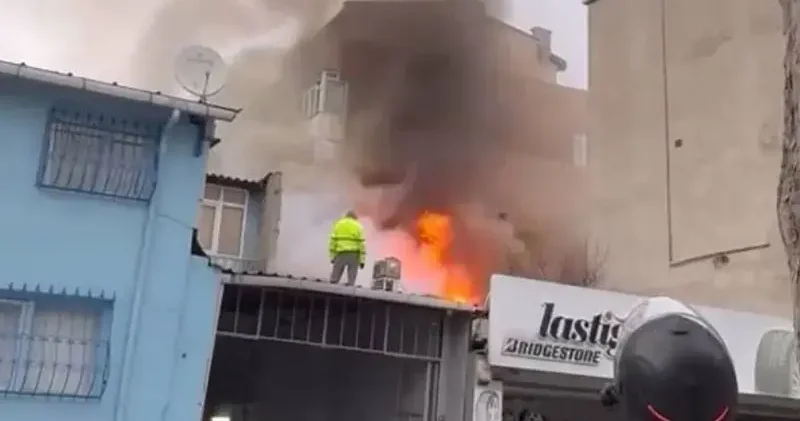 Fatih’te gecekondu yangınında mahsur kalan kişiyi komşuları kurtardı