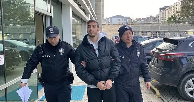 Otobüste ‘ters baktınız’ deyip, 2 kişinin boynuna bıçak dayayan üniversiteli tutuklandı